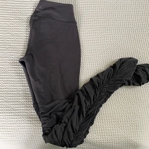 Beyond Yoga scrunch leg leggings